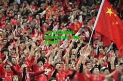 im电竞:比赛现场球迷摇旗呐喊助威，营造热烈氛围